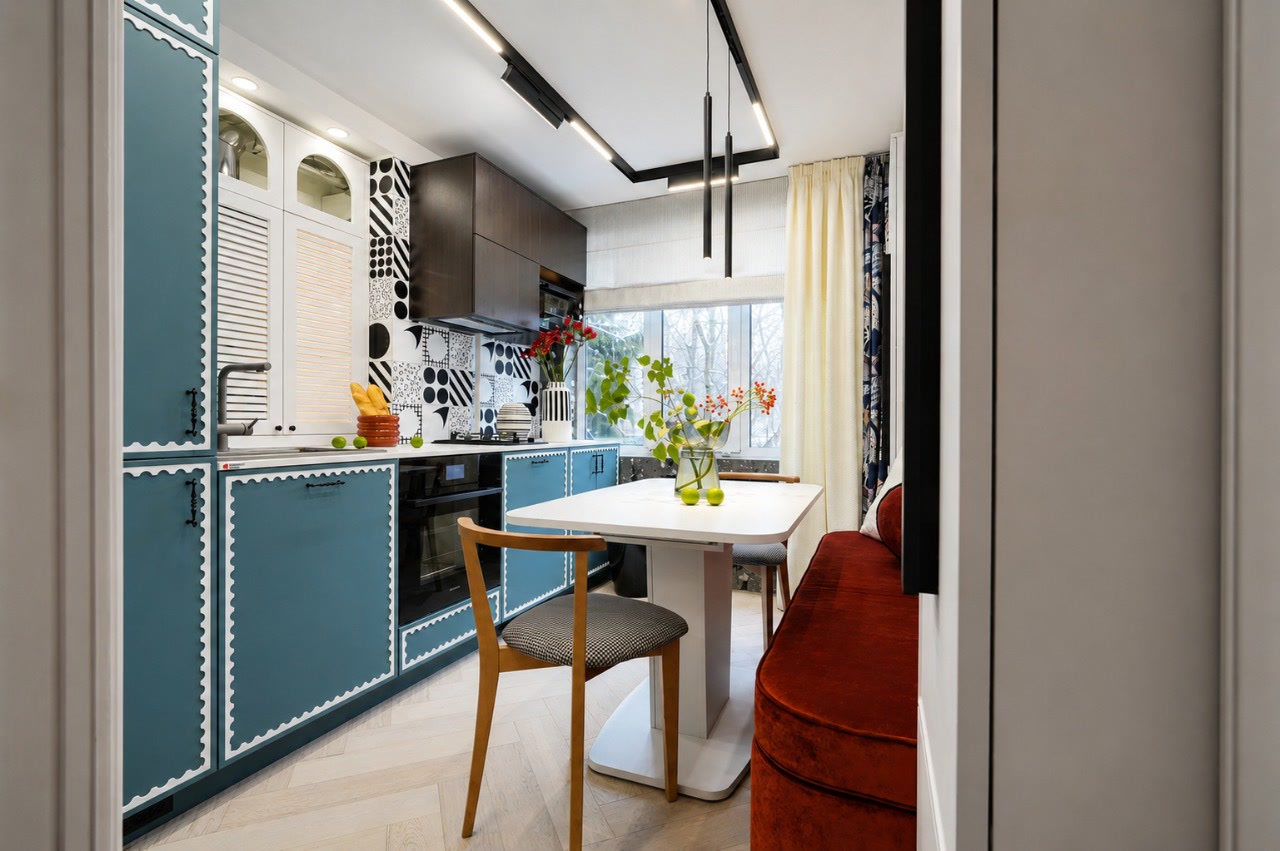 Проект компактной кухни с голубыми фасадами и кварцевым паркетом английская ёлка